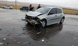 Sivas'ta iki otomobil çarpıştı, 1 kişi öldü, 5 kişi yaralandı