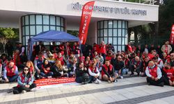 Sosyal haklarını alamayan İzmir Büyükşehir Belediyesi işçilerinden oturma eylemi