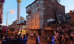 Sultangazi'de bina yıkımı sırasında bitişikteki apartman zarar gördü