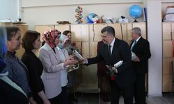 TDV, öğrencilere Kur'an-ı Kerim, öğretmenlere gül ve kitap hediye etti