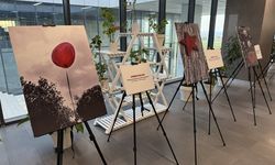 Tekirdağ'da down sendromlu fotoğrafçının 'Masumiyetin Kırmızısı' sergisi açıldı