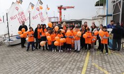 Tekirdağ'da turuncu balonlarla denize açılan yelkenciler lösemiye dikkati çekti