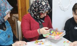 Tokat'ta kadınlar bir araya gelerek sabun, mum ve takı yapımını öğreniyor