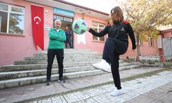 Tolga öğretmen köylerden gelen kız öğrencilere okulu futsalla sevdirdi