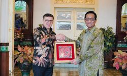 Türkiye'nin Cakarta Büyükelçisi Küçükcan, Endonezya'da Yogyakarta Sultanı ile görüştü