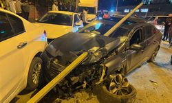 Ümraniye'de yön levhasına çarpan otomobilin sürücüsü yaralandı