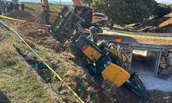 Uşak'ta devrilen kepçenin altında kalan kişi öldü