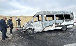 Van'da seyir halindeki minibüs alev aldı
