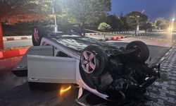 Van'da takla atarak devrilen otomobildeki 3 kişi yaralandı