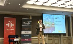 Yazar Ricardo Sumalavia, İstanbul'da edebiyatseverlerle bir araya geldi