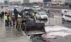 Zeytinburnu'nda iş makinesinde çıkan yangın söndürüldü