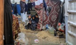 Gazze'de beklenen fırtına ve soğuk hava dalgası çadırlardaki binlerce aileyi tehdit ediyor