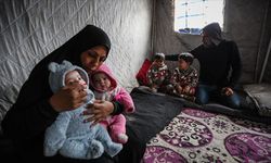 Gazze'de soykırımdan sağ kurtulanlar bu kez çadırlarda hayatta kalmanın savaşını veriyor