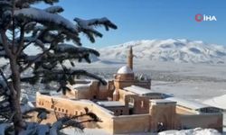 Zamanda Yolculuk: İshak Paşa Sarayı Kış Manzarasıyla Hayran Bırakıyor