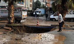 Adana'da su borusunun patladığı caddede çukur oluştu