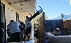 Antalya'da evden bir kamyon çöp çıkarıldı