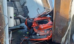 Ardahan'da iki tır ve otomobil çarpıştı