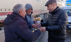 Ardahan'da kar ve tipi nedeniyle yolda kalan tır şoförlerine çorba ikram edildi