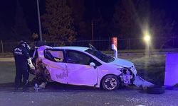 Aydın'da duvara çarpan otomobildeki 2 kişi yaralandı