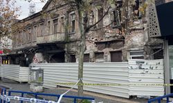 Balıkesir'de etkili olan yağış asırlık binada hasara neden oldu