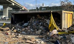 Başakşehir'de çekyat malzemeleri yüklü hafriyat kamyonu devrildi