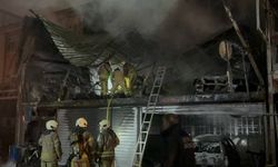 Başakşehir'de oto sanayi sitesinde çıkan yangına müdahale ediliyor