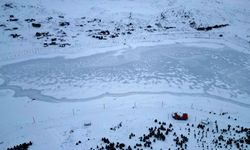 Bayburt'taki Aydıntepe Göleti'nin yüzeyi buz tuttu