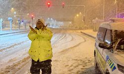 Bitlis'te kar nedeniyle yolda kalan sürücülere trafik ekipleri yardım etti
