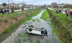 Bursa'da dereye devrilen otomobildeki 3 kişi yaralandı