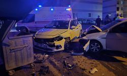 Bursa'da iki otomobilin çarpıştığı kazada sürücüler yaralandı