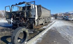Çankırı'da park halindeyken yangın çıkan tır kullanılamaz hale geldi
