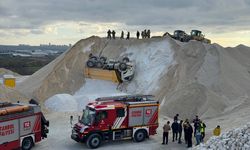 Çatalca'da taş ocağında devrilen hafriyat kamyonunun kasası ve şasisi arasında sıkışan işçi öldü