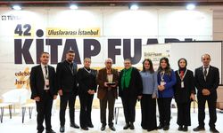 Çocuk edebiyatı yazarı Yalvaç Ural, kitap fuarında okurlarıyla buluştu