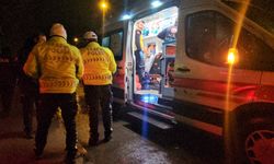 Çorum'da refüje çarpan otomobildeki 3 kişi yaralandı