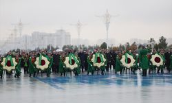 Cumhurbaşkanı Erdoğan, Türkmenistan'da Tarafsızlık Anıtı'na çelenk koyma törenine katıldı
