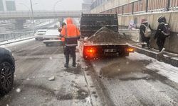 Diyarbakır'da Karayolları ekiplerince kar ve buzlanmaya karşı mücadele