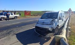 Diyarbakır'da otomobil ile hafif ticari aracın çarpıştığı kazada 4 kişi yaralandı