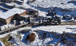 Elazığ'da kar nedeniyle mahsur kalan tır kurtarıldı