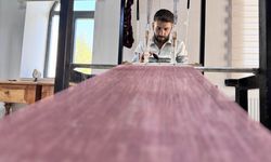 Erkek ustaların dokuduğu tescilli şal şepik kumaşı kadınların elinde ürüne dönüşüyor