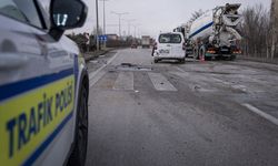 Erzurum'da tırın çarptığı hafif ticari aracın sürücüsü yaralandı