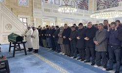 Esenyurt'ta servis midibüsünün devrildiği kazada hayatını kaybeden sürücü defnedildi