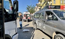 Fethiye'de minibüs ile kamyonetin çarpıştığı kazada 13 kişi yaralandı