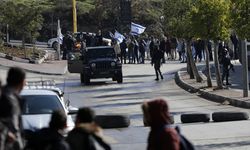 Filistin topraklarını gasbeden bir İsrailli, Batı Şeria'da yabancı bir aktivisti araçla ezdi