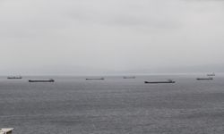 Fırtınadan kaçan yük gemileri Sinop doğal limanına sığındı