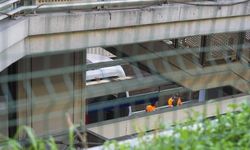 GÜNCELLEME - İzmir'de metronun raydan çıkması nedeniyle ulaşım aksadı