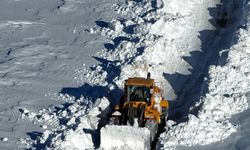 Hakkari'de kardan kapanan üs bölgesinin yolu açıldı
