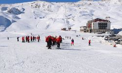 Hakkari'deki Gençlik Kampı'nda yaklaşık 8 bin öğrenci kayakla tanıştı