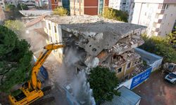 İBB, kentsel dönüşüme giren Maltepe'deki Kurtuluş Apartmanı'nda yıkım yaptı