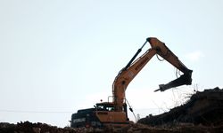 İsrail, işgal altındaki Ramallah ile Kudüs'te Filistinlilere ait ev ve düğün salonunu yıktı