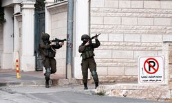 İsrail ordusu Batı Şeria'da bir mahalleye baskın düzenledi, bazı evleri kuşattı